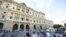 Un grupo de periodistas se reúne en frente del Palacio de Justicia, donde el Tribunal Supremo italiano estudia el recurso de apelación, presentado por el ex primer ministro Silvio Berlusconi, contra una condena de cárcel