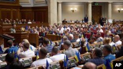  El presidente de Ucrania, Volodimir Zelenskyy, se dirige a los legisladores durante una sesión del parlamento ucraniano el 28 de junio de 2023. (Oficina de Prensa Presidencial de Ucrania vía AP)