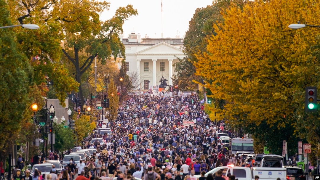 Manifestantes en las calles de Washington, frente a la Casa Blanca, el 7 de noviembre de 2020. (Pablo Martinez Monsivais / AFP).