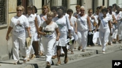 Una de las primeras marchas de las Damas de Blanco. AP Photo/Jorge Rey