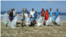 Grupo de cubanos en Guanacaste hace trabajo voluntario.