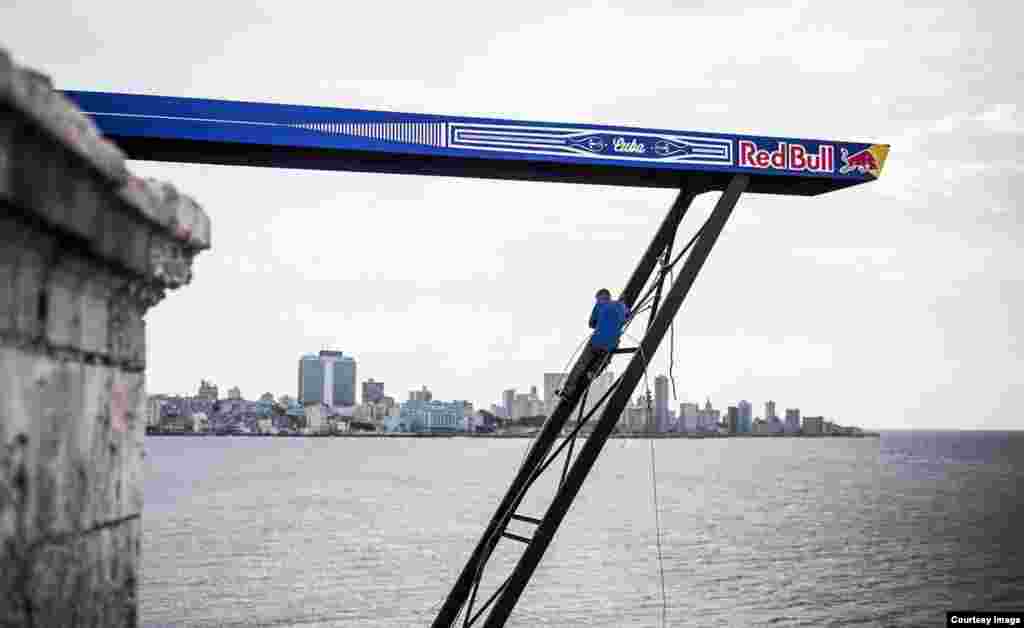 Desde esta plataforma del Castillo de El Morro se lanzarán 27 deportistas.