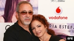 La cantante cubana Gloria Estefan, junto a su marido, el productor Emilio Estefan.