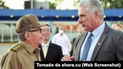 ARCHIVO. El canciller Bruno Rodríguez observa una conversación entre el general Raúl Castro con su sucesor, Miguel Díaz-Canel. 