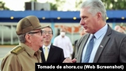 ARCHIVO. El canciller Bruno Rodríguez observa una conversación entre el general Raúl Castro con su sucesor, Miguel Díaz-Canel. 