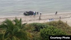 Balseros cubanos llegan a las costas Key Biscayne. Foto de Archivo