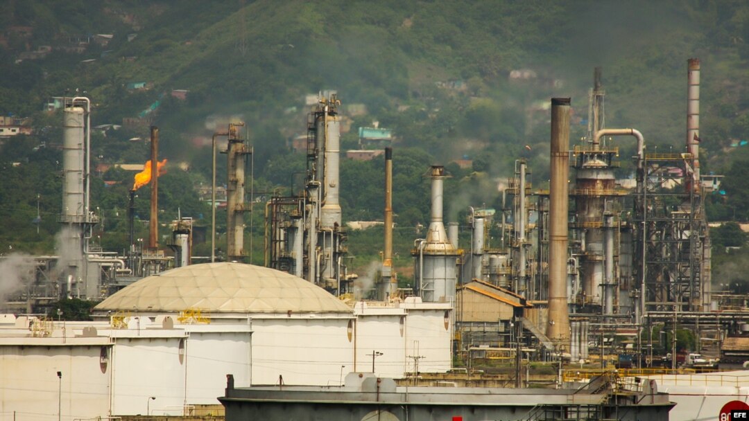 Panorámica de la refinería de la estatal Petróleos de Venezuela (PDVSA).