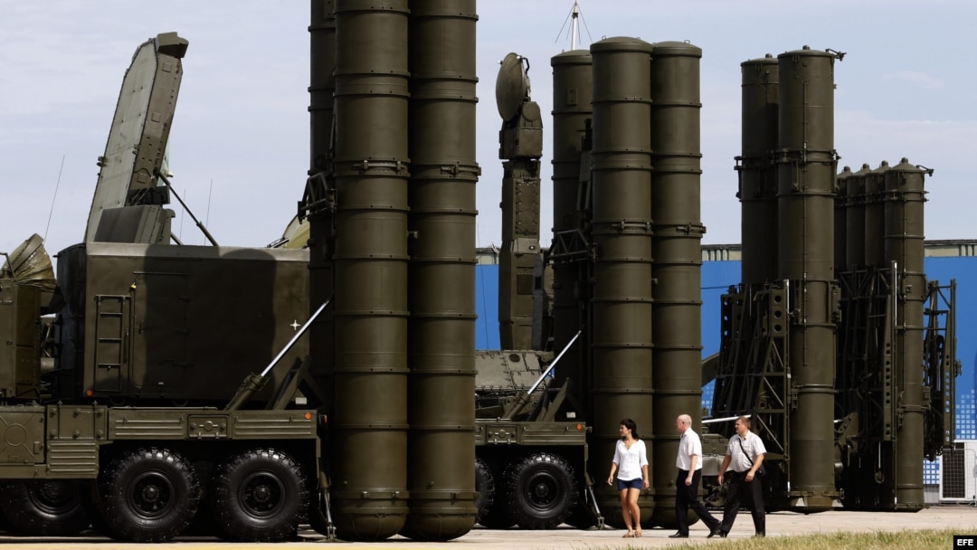 Sistema de misiles antiaéreo, S-300 (d) y S-400 (i).