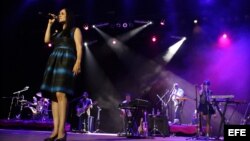 La cantautora mexicana Julieta Venegas (i) en el concierto en la Sala Covarrubias, en La Habana (Cuba). 