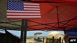 Una bandera estadounidense en un campamento en Playa Grande, Catia La Mar, estado de La Guaira, Venezuela, tras los dos terremotos del 24 de junio.