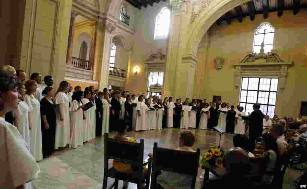 Los coros "Cardinal Singers" (de negro) y el cubano "Coro Nacional de Cuba" (de blanco) se presentan, el lunes 28 de mayo de 2012, en La Habana, Cuba, dando as&iacute; inicio a la jornada inaugural del Simposio Coral Cuba-Estados Unido