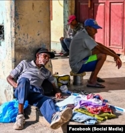 Ancianos esperando ser atendidos en un SAF de La Habana
