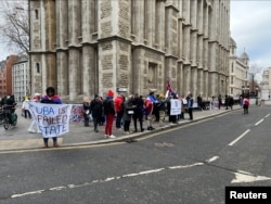 Cubanos protestan frente al complejo judicial Rolls Building en Londres, Gran Bretaña, el 24 de enero de 2023. (REUTERS/Sam Tobin/Archivo)