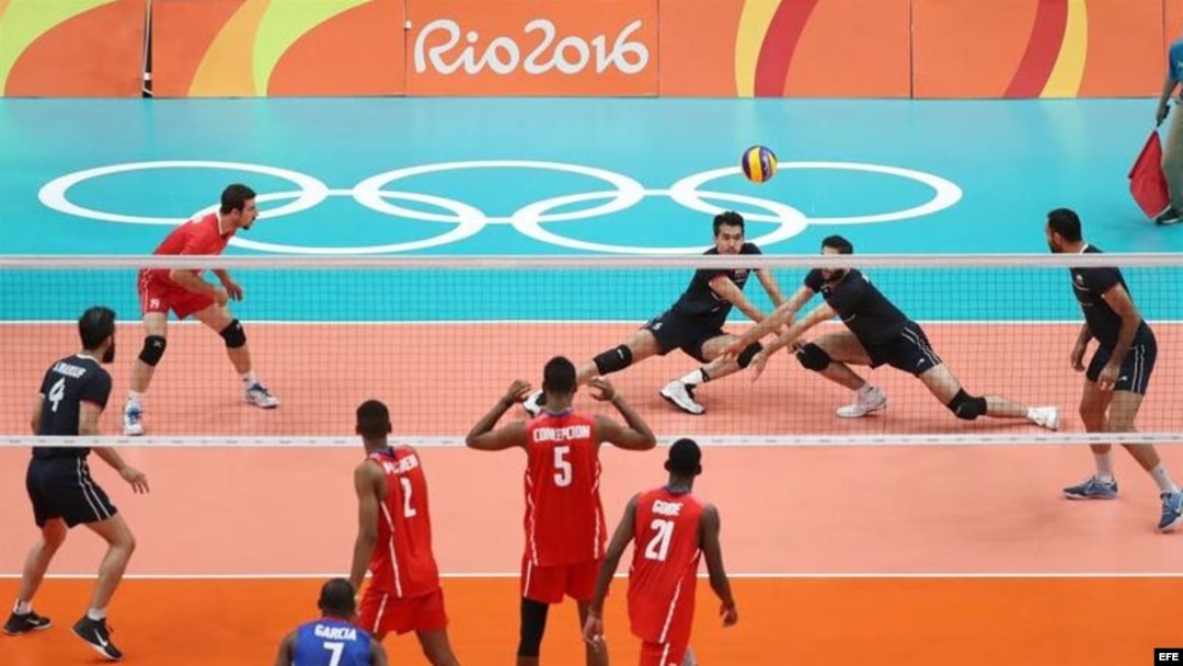 El equipo olímpico de voleibol de Irán (azul) en acción ante el equipo olímpico de voleibol de Cuba (rojo) este jueves 11 de agosto de 2016.