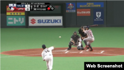 El venezolano José Altuve conectó un hit al lanzador Shintaro Fujinami.