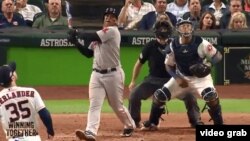 El dominicano Rafael Devers pega un jonrón de tres carreras para decidir el partido en el que los Medias Rojas ganaron el banderín 2018 de la Liga Americana de béisbol