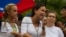 La dirigente opositora María Corina Machado (c), junto a un grupo de manifestantes opositores al gobierno del presidente venezolano Nicolás Maduro.