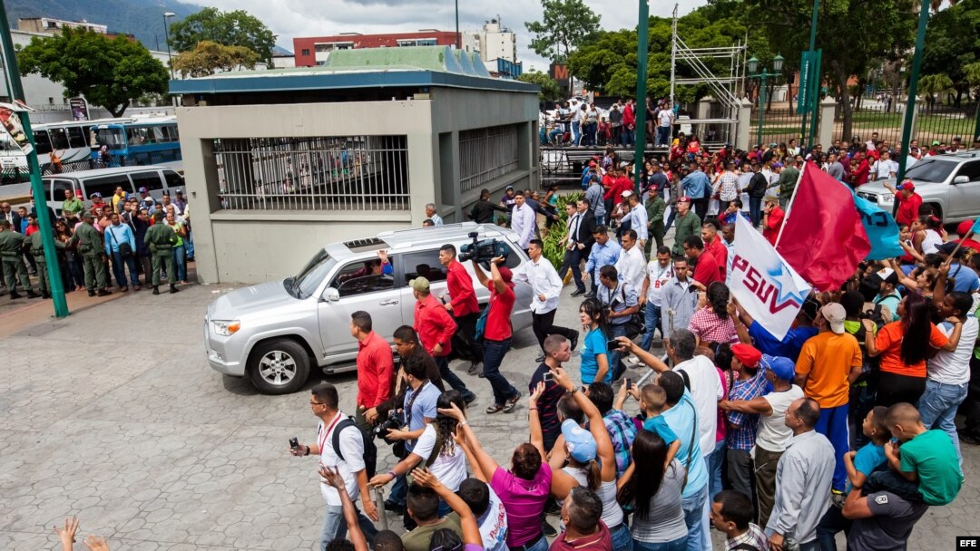 El presidente de Venezuela, Nicolás Maduro, maneja una camioneta en su retirada luego de ejercer su derecho al voto en su centro de votación en un colegio del oeste de la ciudad, hoy 28 de junio del 2015 en la ciudad de Caracas (Venezuela). 
