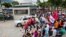 El presidente de Venezuela, Nicolás Maduro, maneja una camioneta en su retirada luego de ejercer su derecho al voto en su centro de votación en un colegio del oeste de la ciudad, hoy 28 de junio del 2015 en la ciudad de Caracas (Venezuela). 