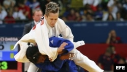 La judoca cubana Yurileidys Lupetey Cobas (azul) se enfrenta a la griega Ioulietta Boukouvala en una de las rondas eliminatorias de judo correspondiente a la categoría femenina de -57 kilos de los Juegos Olímpicos de Londres 2012, el lunes 30 de julio de 