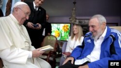 El papa Francisco y Fidel Castro, de 89 años y retirado del poder en 2006, celebraron en La Habana (Cuba) después de que el pontífice oficiara una misa multitudinaria en la emblemática Plaza de la Revolución ante unas 200.000 personas.