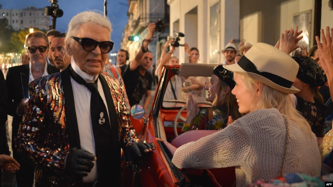 Karl Lagerfeld en el desfile en el Paseo del Prado en La Habana. 