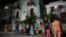 Vecinos de un barrio habanero aplauden el 30 de marzo a médicos y enfermeras que combaten el coronavirus en la capital de Cuba (Foto: Yamil Lage/AFP).