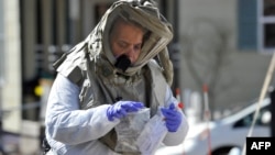 Una enfermera prepara una prueba de coronavirus para enviarla al laboratorio del Hospital de Somerville, Massachusetts, el pasado 18 de marzo (Foto: Joseph Prezioso/AFP).