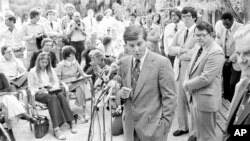 Bob Graham en una conferencia de prensa en 1978 tras ganar la gobernación de Florida, el político debió afrontar una de los éxodos migratorios más desafiantes para ese estado y para los Estados Unidos. 