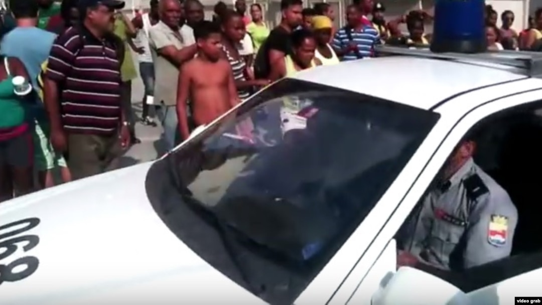 Operativo policial en el Boulevard de San Rafael, en La Habana, contra vendedores ambulantes discapacitados.