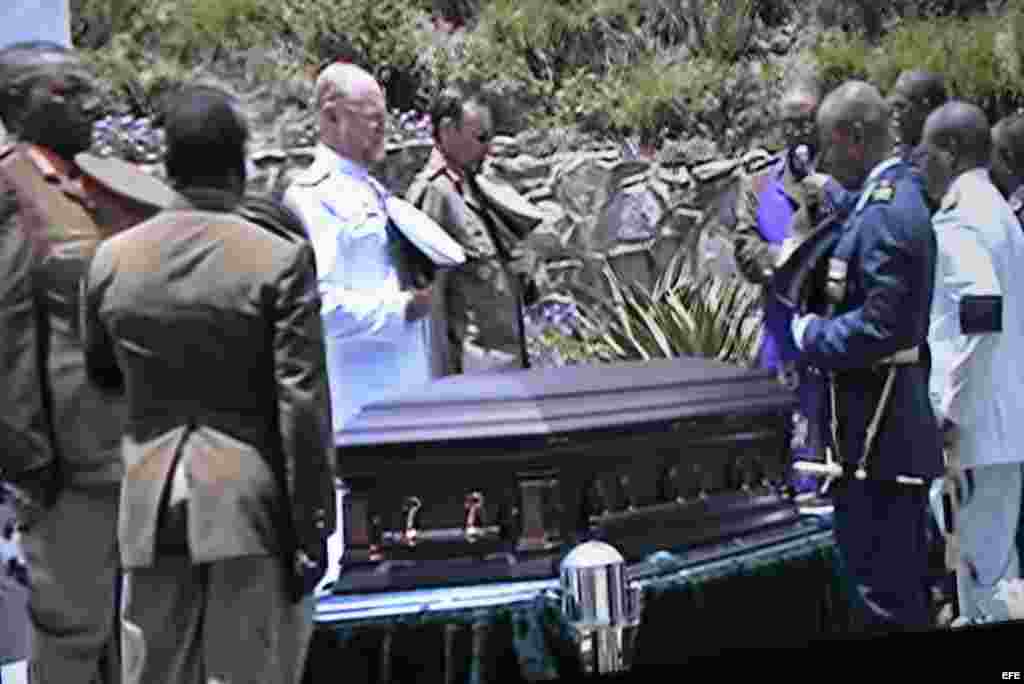 Funerales de MandelaEl primer presidente negro de Sudáfrica, Nelson Mandela, fue enterrado este domingo con honores militares y rodeado de allegados en su propiedad de Qunu (sudeste), la localidad en la que pasó su infancia.<br />

