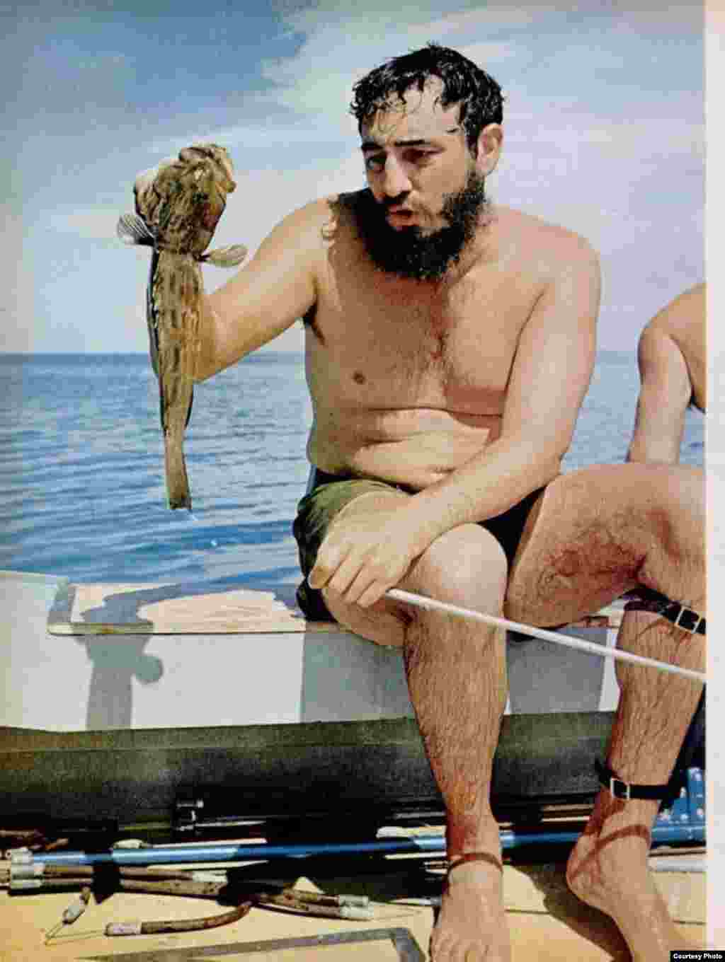 Fidel Castro y una de sus capturas en Cayo Piedra. Un equipo de pescadores localizaba antes del amanecer los lugares con más abundancia de peces. (Luis Domínguez)