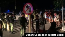 Boinas Negras acordonan la calle durante una protesta por los apagones en el barrio habanero El Fanguito, en El Vedado, el 30 de agosto de 2026.