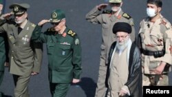 El líder supremo de Irán, el ayatolá Ali Khamenei, en la graduación de oficiales de las Fuerzas Armadas, en Teherán el 3 de octubre de 2022. (Office of the Iranian Supreme Leader/WANA (West Asia News Agency)/Handout via REUTERS).