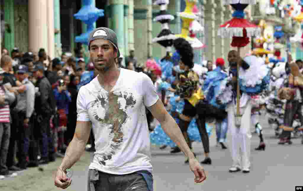 El cantante español Enrique Iglesias participa el 10 de enero de 2017, en la filmación del videoclip de su sencillo "Súbeme la radio", en La Habana (Cuba). Iglesias filma en Cuba el videoclip de su sencillo "Súbeme la radio", en el que canta junto al arti