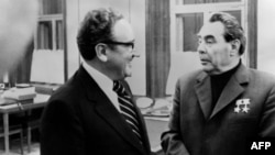 El secretario de Estado Henry Kissinger (izquierda) conversa con el secretario general del Partido Comunista de la URSS, Leonid Brezhnev, el 21 de octubre de 1973 en Moscú, Rusia. (Foto de TASS/AFP).