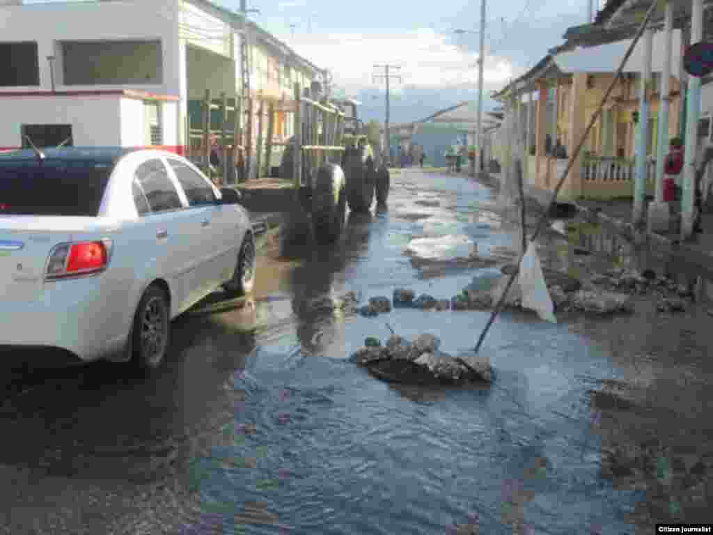 El salidero de agua es cada vez mayor imposibilitando el transito.