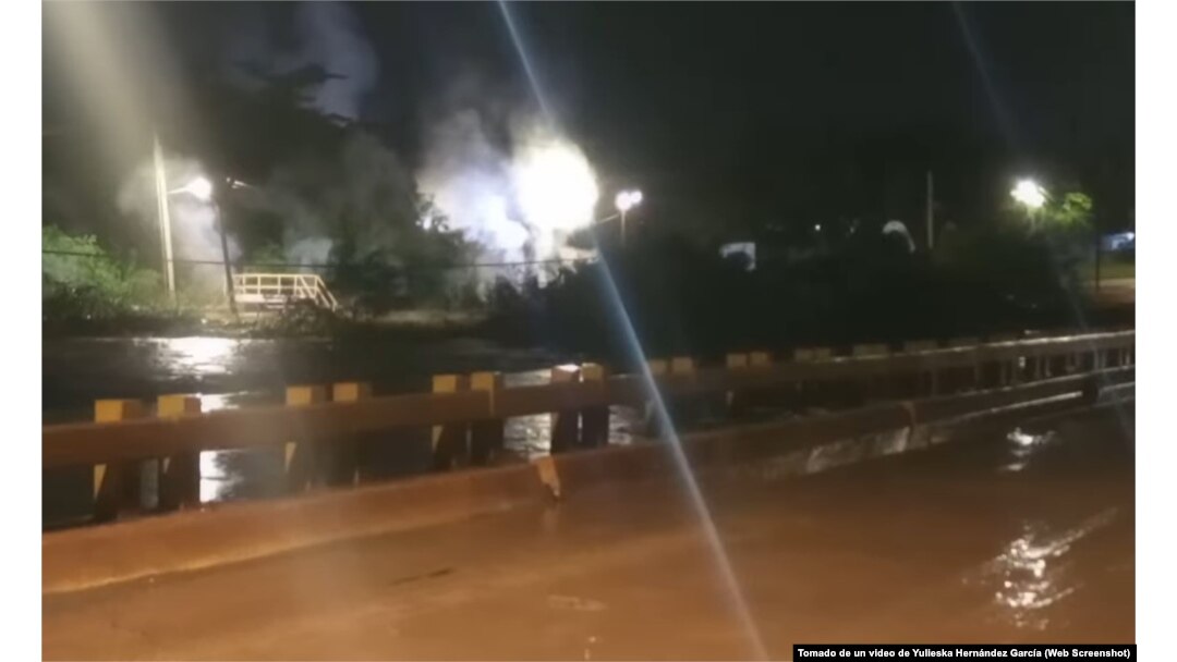 Una cortina de humo bajo las fuertes lluvias que provocaron inundaciones en Moa.