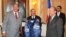El presidente de República Dominicana, Danilo Medina (c), recibe una chaqueta del equipo de béisbol los Yankees de Nueva York de manos del fundador y presidente del Salón de la Fama de Béisbol Latino, Robert Weil (d), y del vicepresidente del equipo, Féli