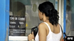 Una mujer acude a una Casa de Cambios (CADECA) para cambiar dólares por pesos cubanos. Archivo.