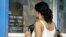 Una mujer acude a una Casa de Cambios (CADECA) para cambiar dólares por pesos cubanos. Archivo.