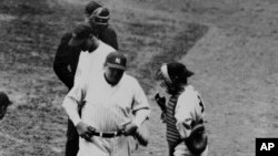 Babe Ruth tras batear su cuarto jonrón en un juego de los New York Yankees frente a los Washington Senators en el Yankee Stadium de New York, el 26 de abril de 1936. (AP Photo)