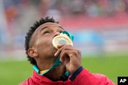 El chileno Santiago Ford besa su medalla de oro durante la ceremonia de premiación del decatlón masculino en los Juegos Panamericanos en Santiago de Chile, el 1 de noviembre de 2023. (Foto AP/Silvia Izquierdo)