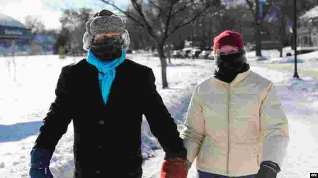Una pareja de Minneapolis sale a pasear con temperaturas bajo cero grados