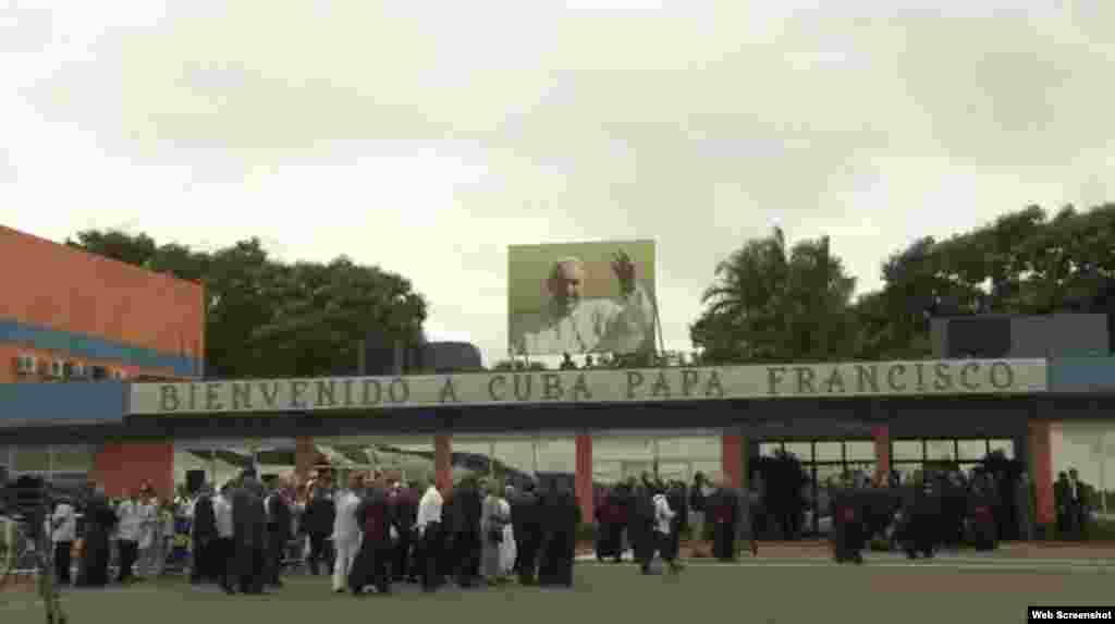 El aeropuerto José Martí engalanado para la visita del Papa.