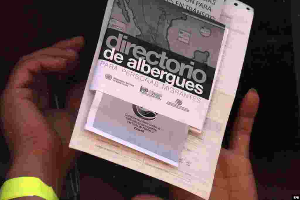 Una ciudadana cubana muestra un folleto a su llegada al trámite de registro ante las autoridades migratorias de México hoy, miércoles 13 de enero de 2016 en el cruce fronterizo de Ciudad Hidalgo de la ciudad de Tapachula del estado mexicano de Chiapas y G