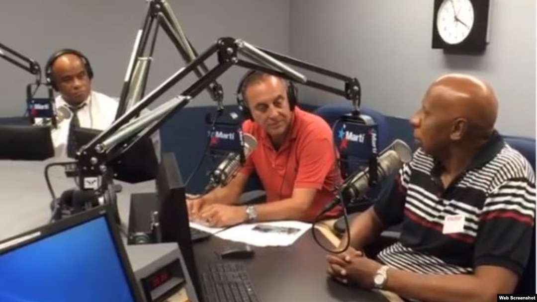 De derecha a izquierda, Guillermo Fariñas, y los periodistas Tomás Cardoso y Omar López, en el programa Cuba al Día de Radio Martí.