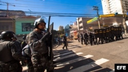 Miembros de la Policía brasileña dispersan a un grupo de manifestantes 