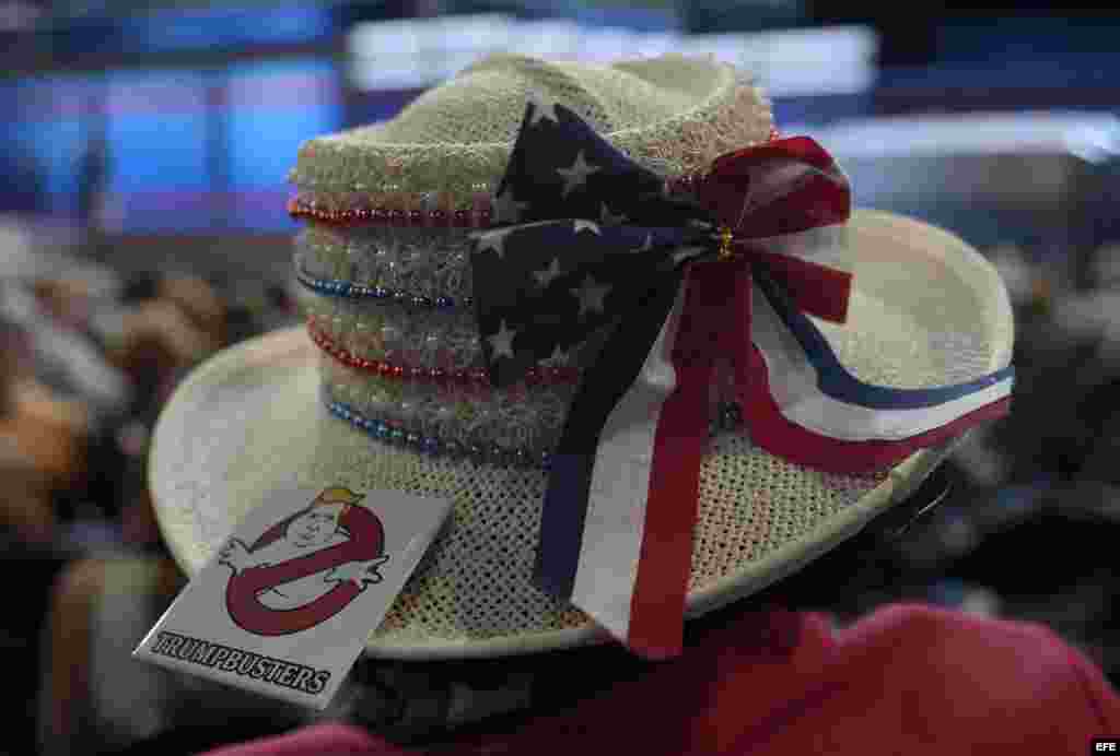 Una delegada vista un sombrero con un botón anti-Trump en el tercer día de la Convención Nacional Demócrata 2016 hoy, miércoles 27 de julio de 2016, en el Wells Fargo Center de Filadelfia, Pensilvania (EE.UU.). EFE/La reunión de cuatro días terminará con