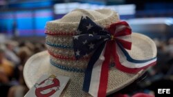  Una delegada vista un sombrero con un botón anti-Trump en el tercer día de la Convención Nacional Demócrata 2016 hoy, miércoles 27 de julio de 2016, en el Wells Fargo Center de Filadelfia, Pensilvania (EE.UU.). EFE/La reunión de cuatro días terminará con